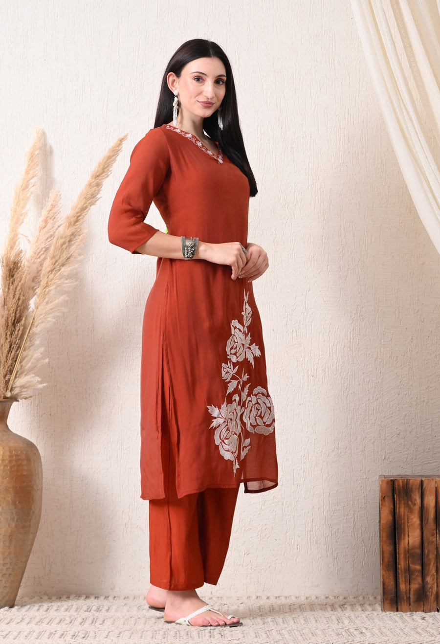 Rajputana Camisa Embroidered Kurta Trouser and Dupatta Set Maroon – photo 3